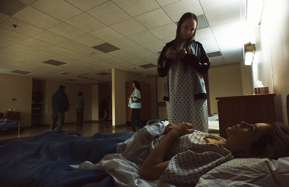 جونو تیمپل و کلر فوی در نمایی از فیلم سینمایی «دیوانه» (Unsane)